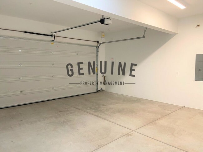 Building Photo - Modern Tri-Level 2Bd 2.5Ba Townhouse in Irvine!