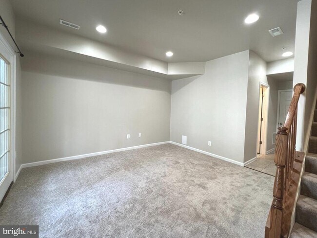 Building Photo - 8141 Hollow Ct