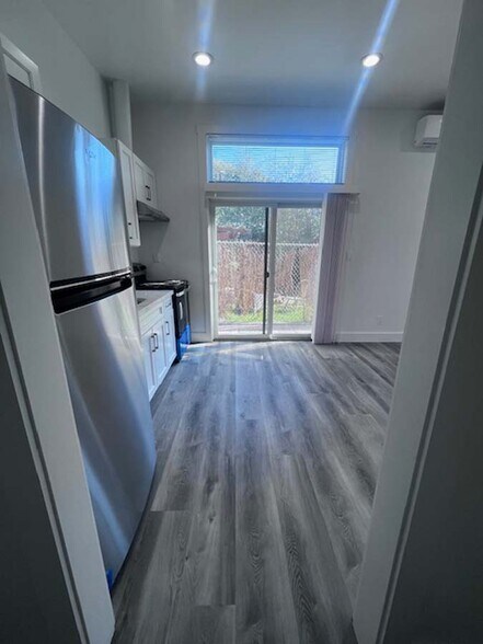 Building Photo - 724 37th St