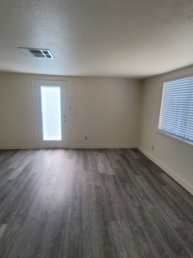 Building Photo - Quiet 1Br 1Bath in the Carmichael area