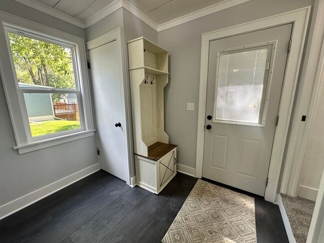 Building Photo - Three Bedroom Three Bath