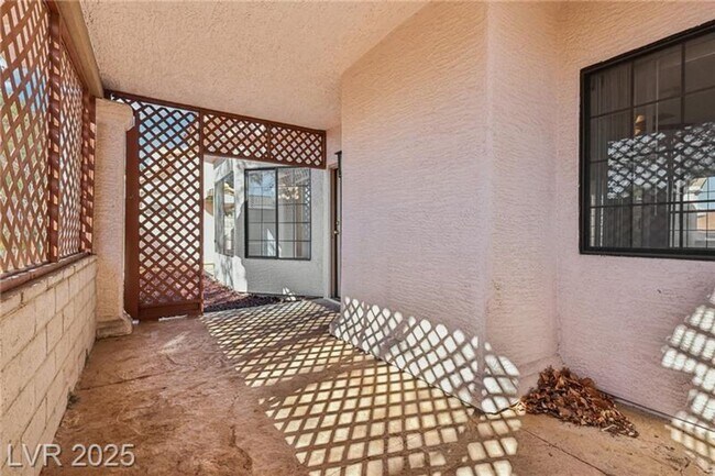 Building Photo - SPACIOUS 3BEDROOM SINGLE STORY TOWNHOME IN...