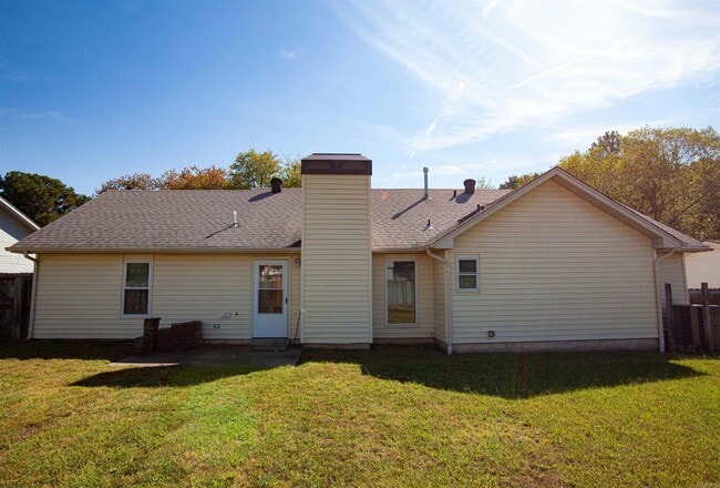 Building Photo - 2000 Lessel Dr