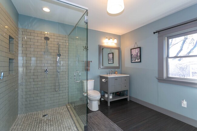 Bath - 718 NE Dekum St