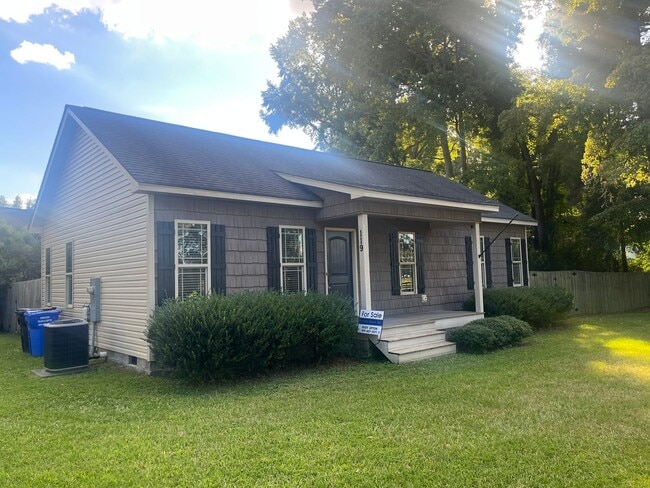 Building Photo - Beautiful Gem in the Heart of Angier!