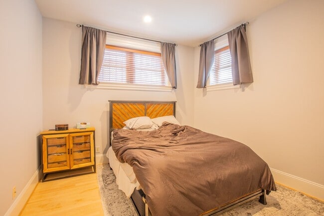 Building Photo - Amazing 1 BR/1 BA Condo in Dupont Circle!