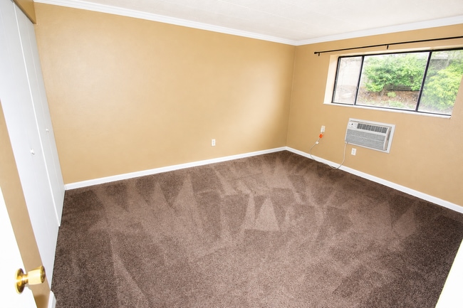 Interior Photo - FIFTH ST-231/233 -- 206