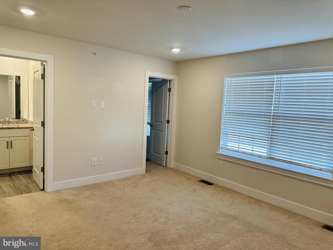 Building Photo - 117 Livingston Ln