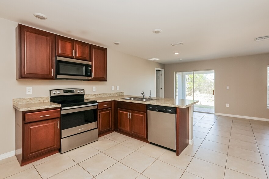 Building Photo - 548 Woodview Dr