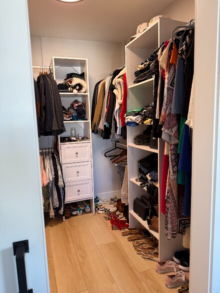 Building Photo - 406 W Azeele St