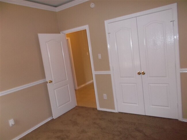 Building Photo - 1835 Manor Dr