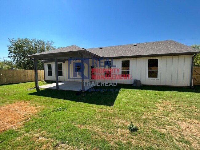 Building Photo - Stylish 3 Bed, 2 Bath Home in Gated Lakeside Community!