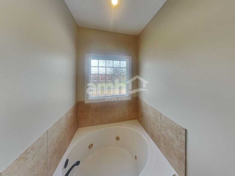 Building Photo - 1131 Longwood Dr