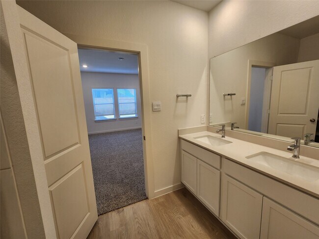 Building Photo - 30622 Wicklow Gdns Dr