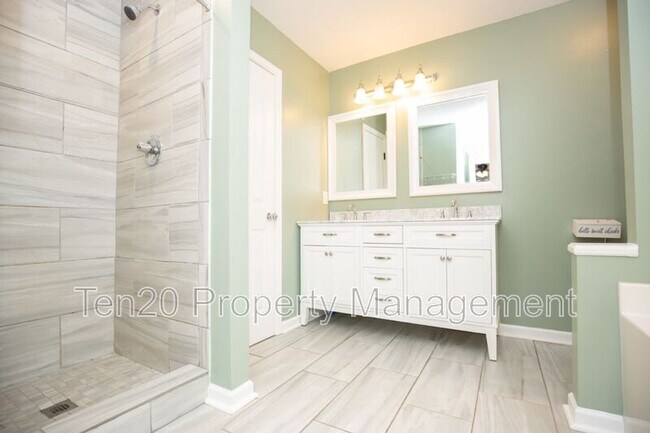 Building Photo - 202 Plum Ct