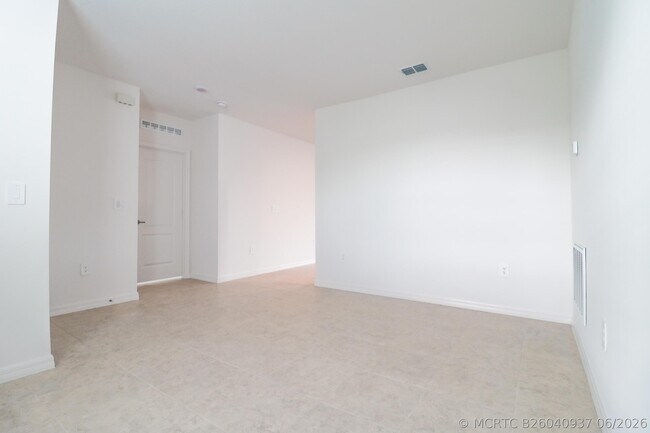 Building Photo - 2061 SE Mantua St