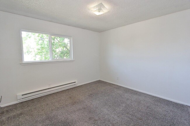 Building Photo - 804 W 7th St