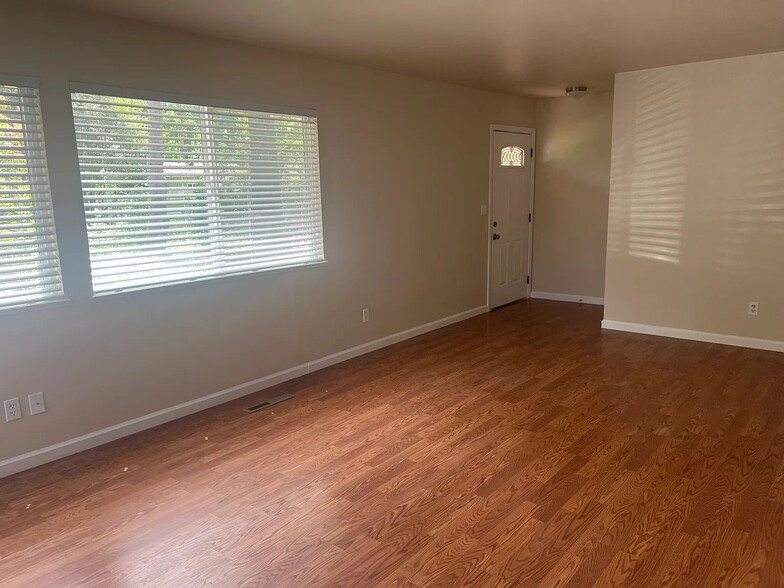 Building Photo - 1219 Burbank Ave