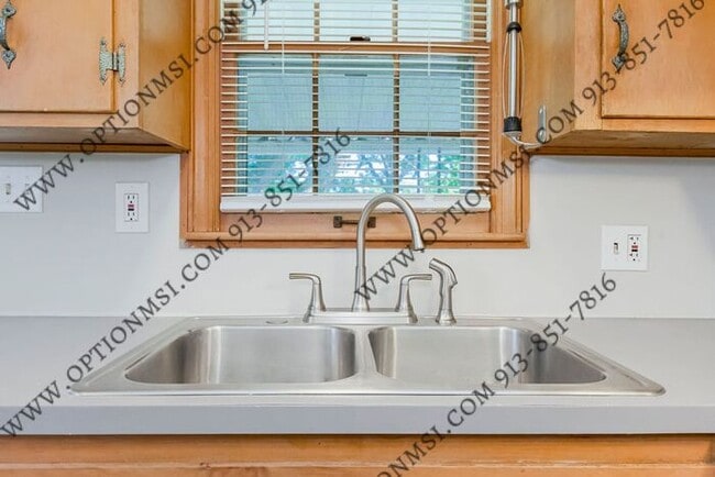 Building Photo - Close to downtown OP!!! Includes Water, El...