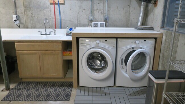 Building Photo - 2979 Shady Holw E