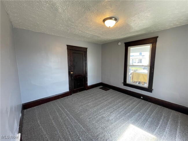 Primary Photo - 1052 Yale St