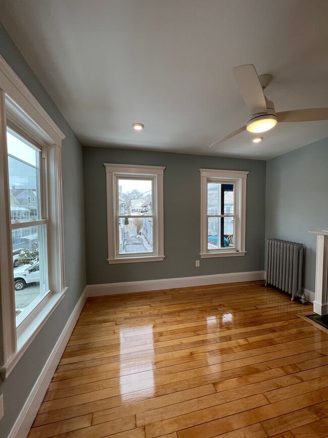 Building Photo - No Broker's Fee, No Last Month rent, Pets Friendly, Laundry on a Site