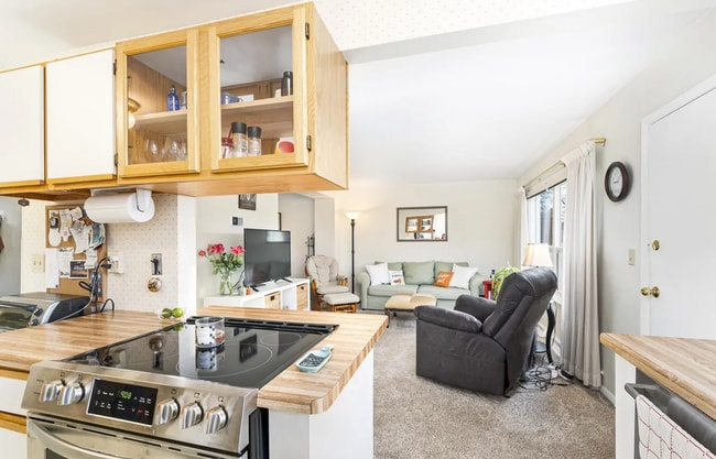 Building Photo - Three Bedroom Townhome n Aspenwood!