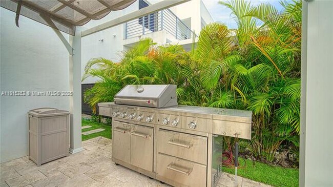 Building Photo - 10360 NW 68th Terrace