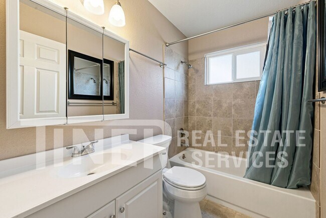 Building Photo - 639 Flower Dr
