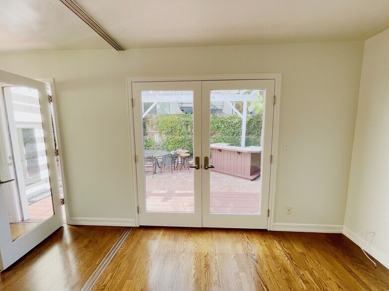 Building Photo - 728 Westbourne Dr