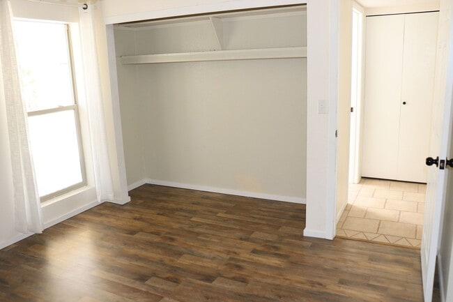 Building Photo - 5 Bedroom, 2 Bathroom