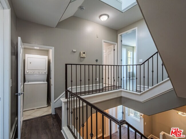 Building Photo - 5237 Willowcrest Ave