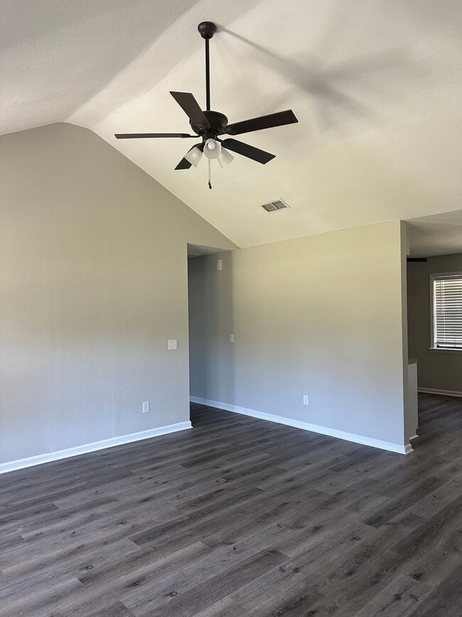 Building Photo - Newly Remodeled 4-Bedroom  Home