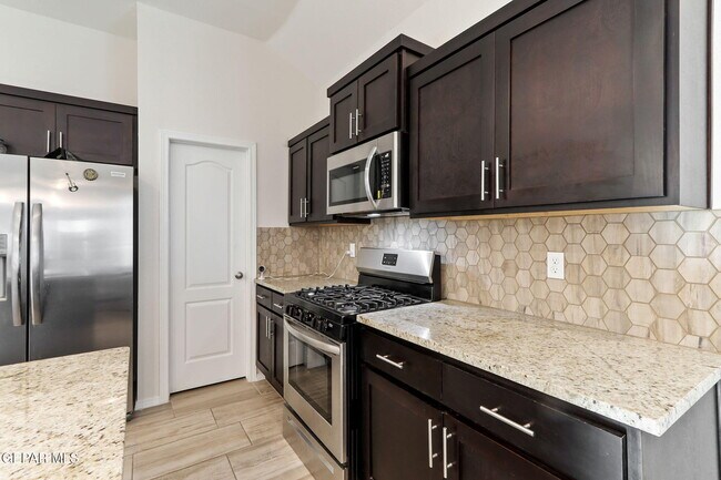 Building Photo - 13740 Villa Vista Ave