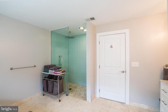 Building Photo - 2520 Kimball St