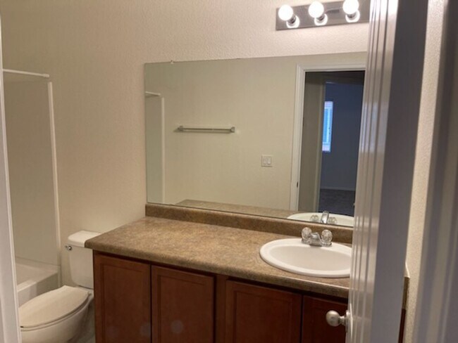 Building Photo - 3 bedroom 2.5 bathroom Townhome