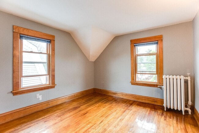 Building Photo - JUNE MOVE IN- HAMLINE UNIVERSITY - 5 BEDROOM