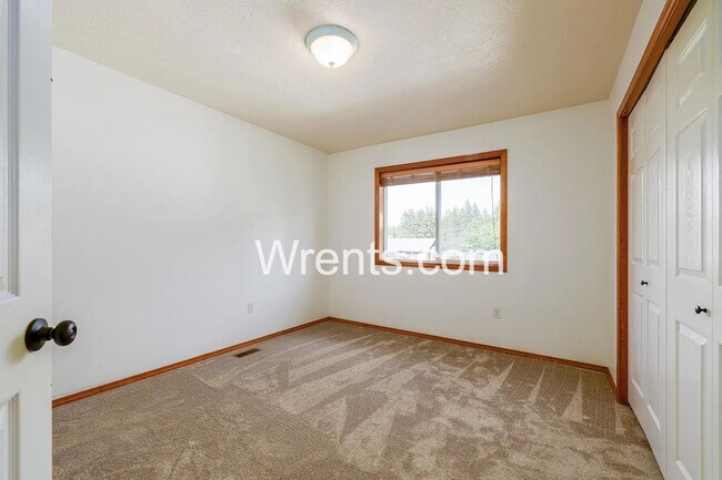 Building Photo - Beautiful 6 bed Highly Desirable Colbert Area!