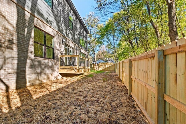 Building Photo - 634 S Happy Hollow Rd