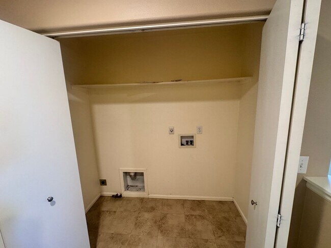 Building Photo - 3 Bedroom 2.5 bathroom West Eugene Home
