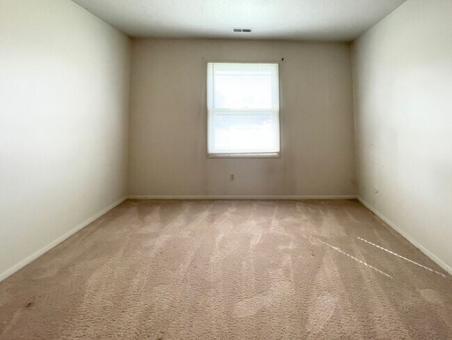 Building Photo - Spacious 2 Bedroom!