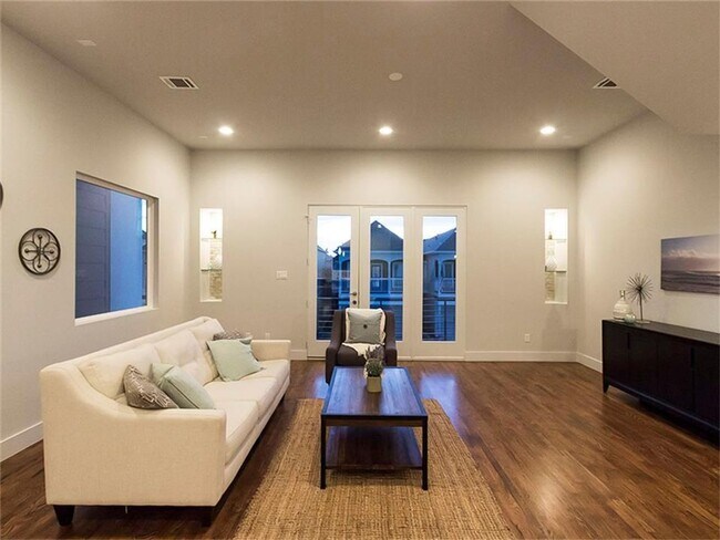 Building Photo - Modern Elegance in Garden Oaks – Style, Co...