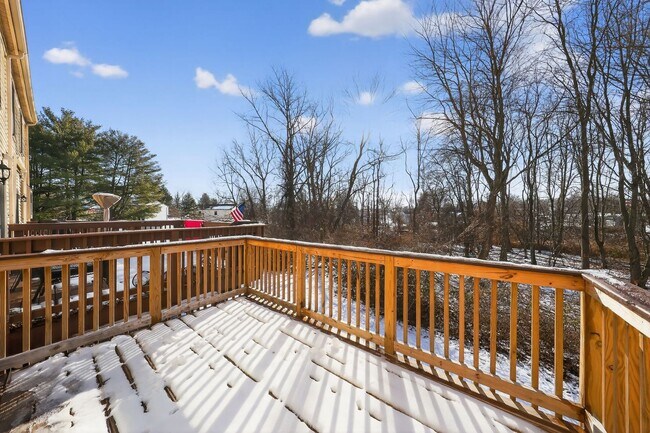 Building Photo - Newly Refinished 2 Bedroom Townhome