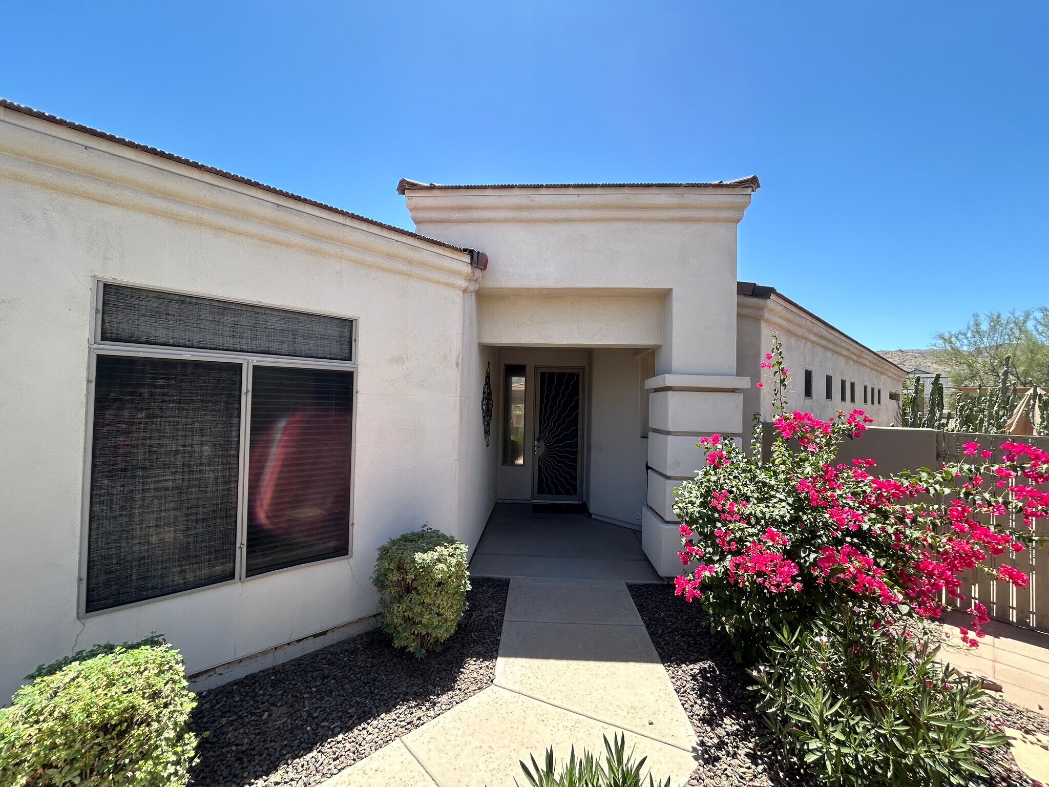 Building Photo - 2041 E Fawn Dr