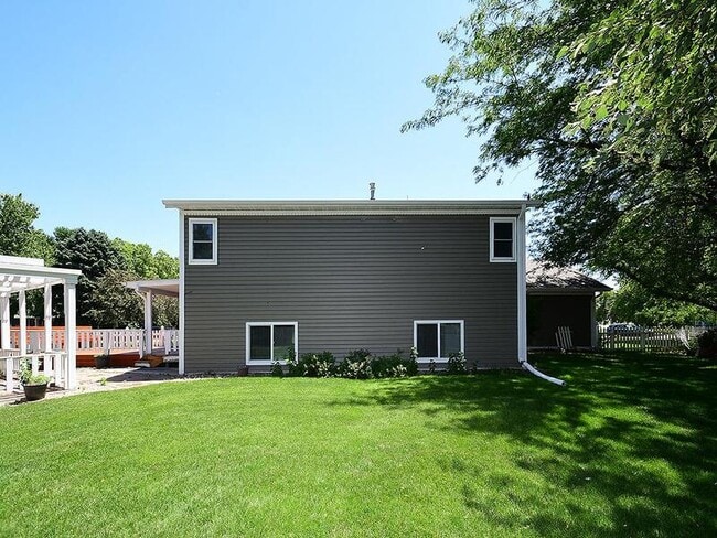 Building Photo - 820 Redwood Rd