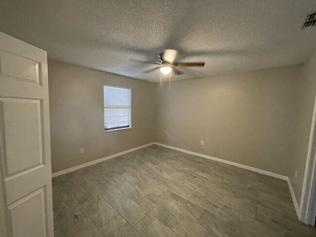 Building Photo - Charming 2-Bed Duplex with Ample Space on W Belmar St, Lakeland!