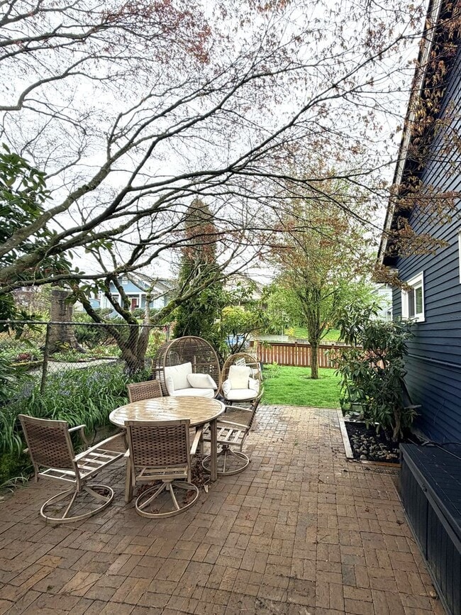 Building Photo - Charming 2 bedroom 1 bath house Available 05/01/2026