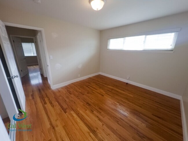 Building Photo - $2,695 - 2 BR/1BA Duplex-Downtown Willow G...