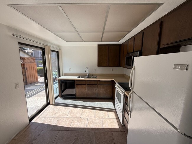Building Photo - Remodeled 2-Bedroom Townhome in Tierrasant...