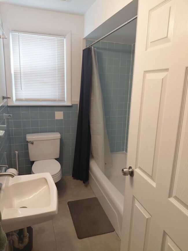 Building Photo - Nicely renovated 3 bed near BU for September 1!